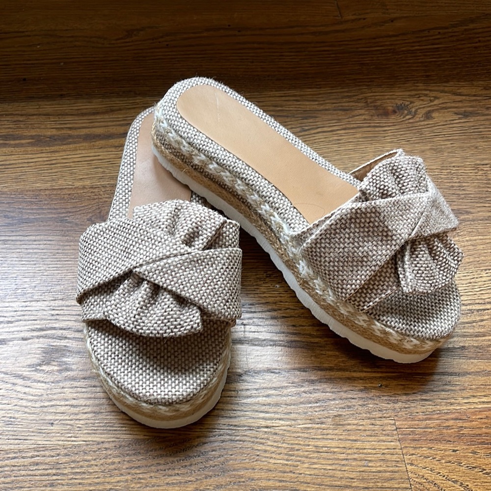 Glad Tan slip on sandals